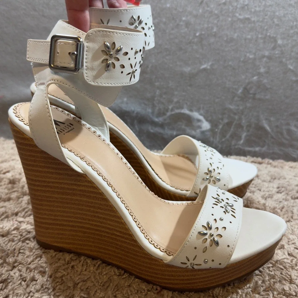 1666 | NEW Madison Twyla Floral Cutout Studded Wedge Sandals White Womens 9.5